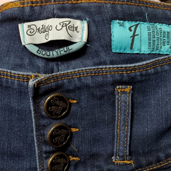 BOOTYFUL High-waisted Triple-button Skinny Jeans (size 7) - Picture 2 of 3